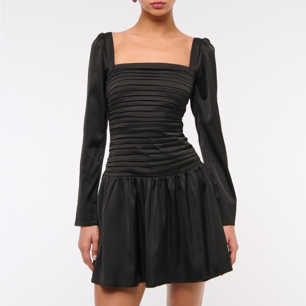 Abercrombie black Women's
The A&F Emerson Drop-Waist Satin Mini Dress
XS petite